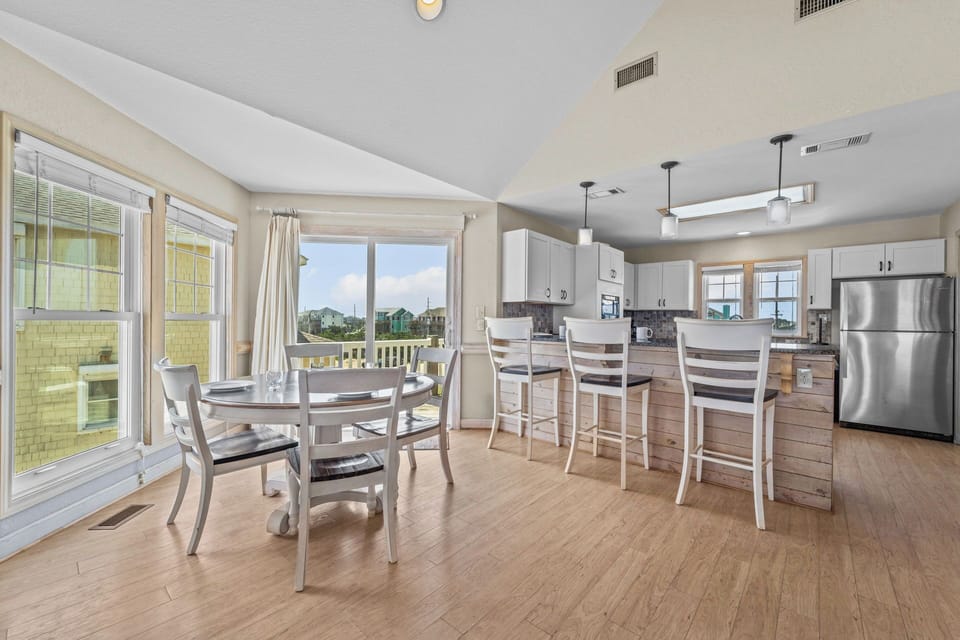 05-Surf-or-Sound-Realty-1140-Paws-In-The-Water-dining-room