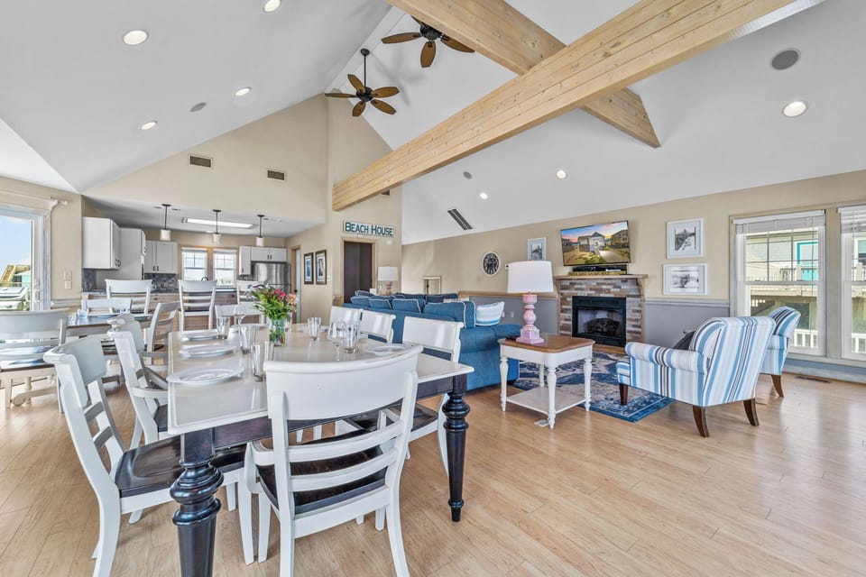 07-Surf-or-Sound-Realty-1140-Paws-In-The-Water-dining-room