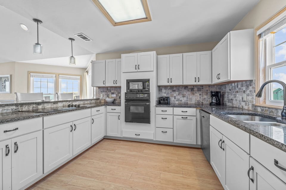 10-Surf-or-Sound-Realty-1140-Paws-In-The-Water-kitchen