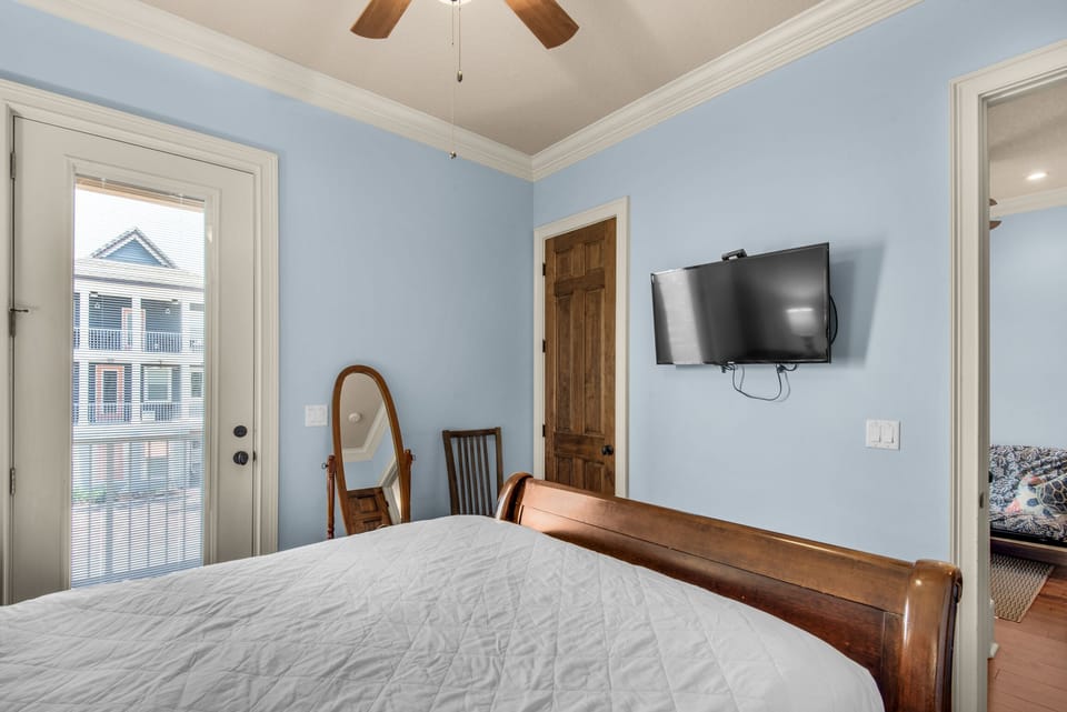 Guest bedroom with balcony access
