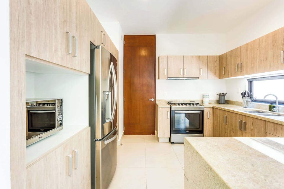 Bright, fully equipped kitchen for easy meals at home.