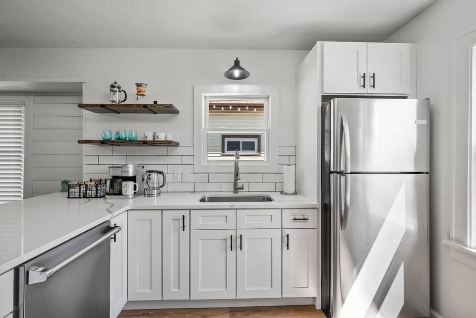 A culinary haven! This kitchen inspires creativity and delightful meals.