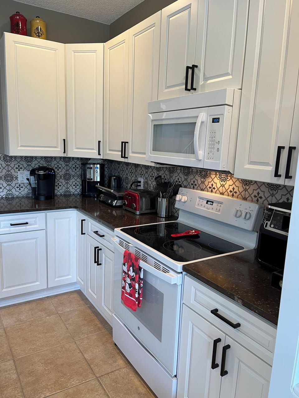 Brand new remodeled kitchen with quartz counter tops!