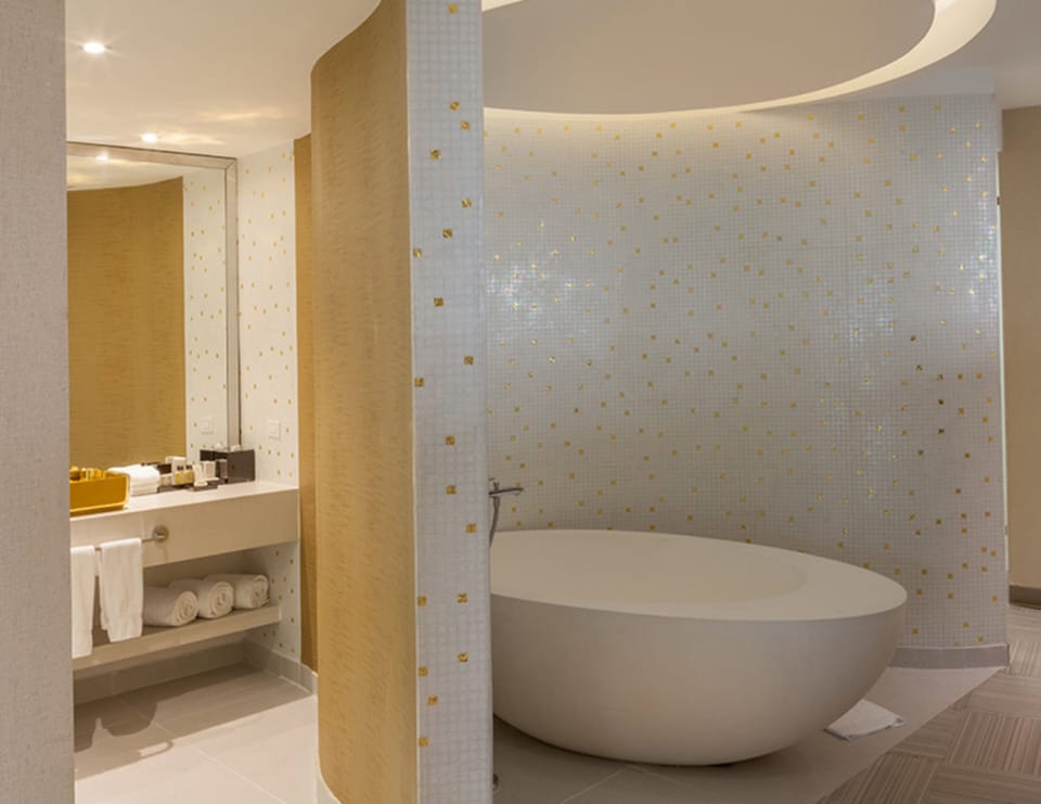Presidential Suite, City View | Deep soaking bathtub