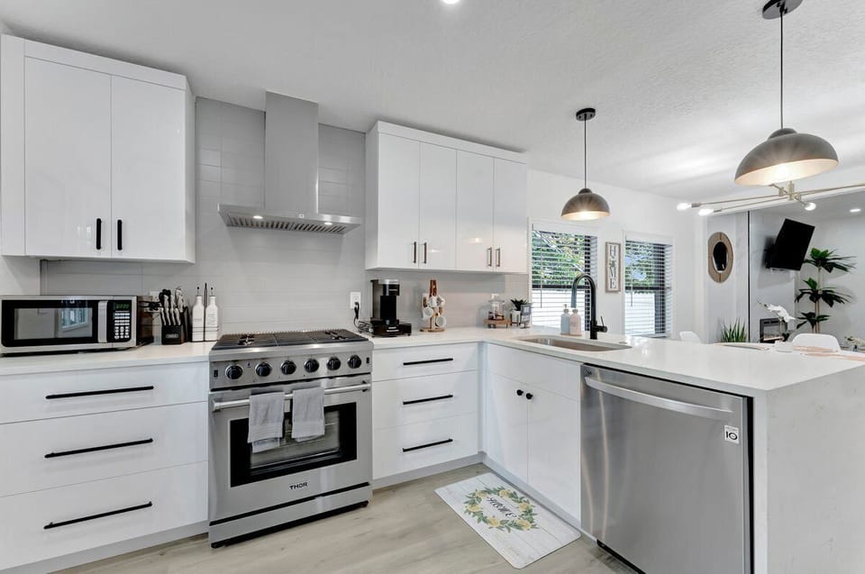 Luxury House | Private kitchen | Fridge, microwave, oven, stovetop