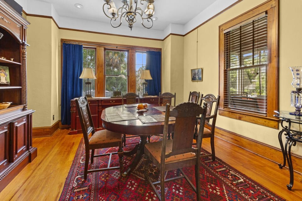 Dining room which seats 6 (with additional seating outdoors).