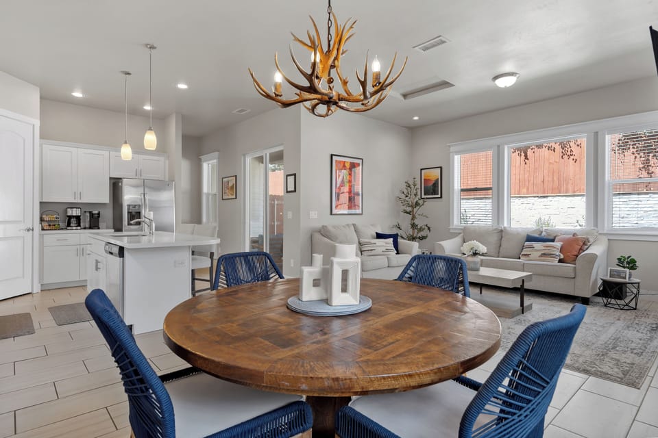 Dining table for 4 and bar seating for 2