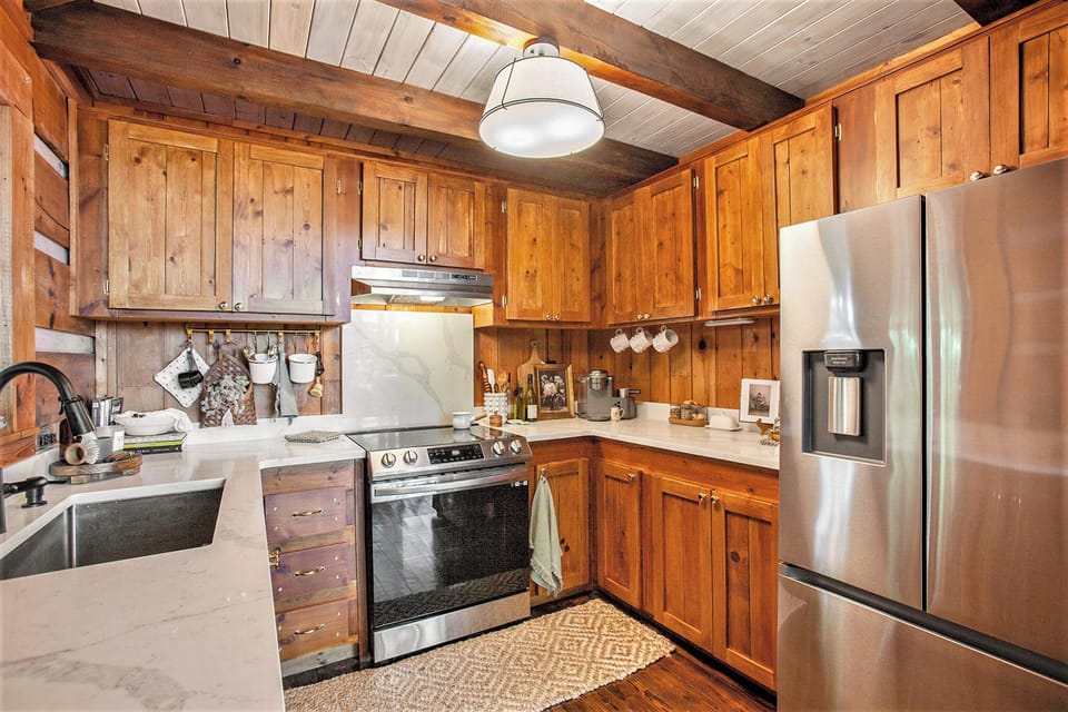 Updated Kitchen with new appliances, quartz countertops. Keurig coffee machine