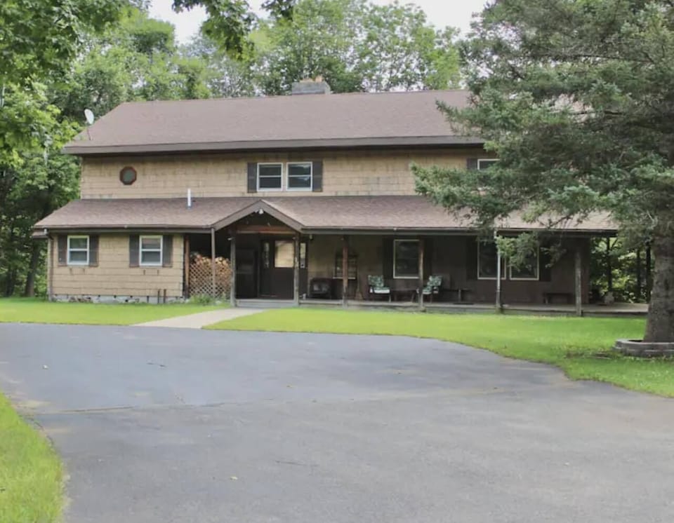 view of the house as you pull in the driveway