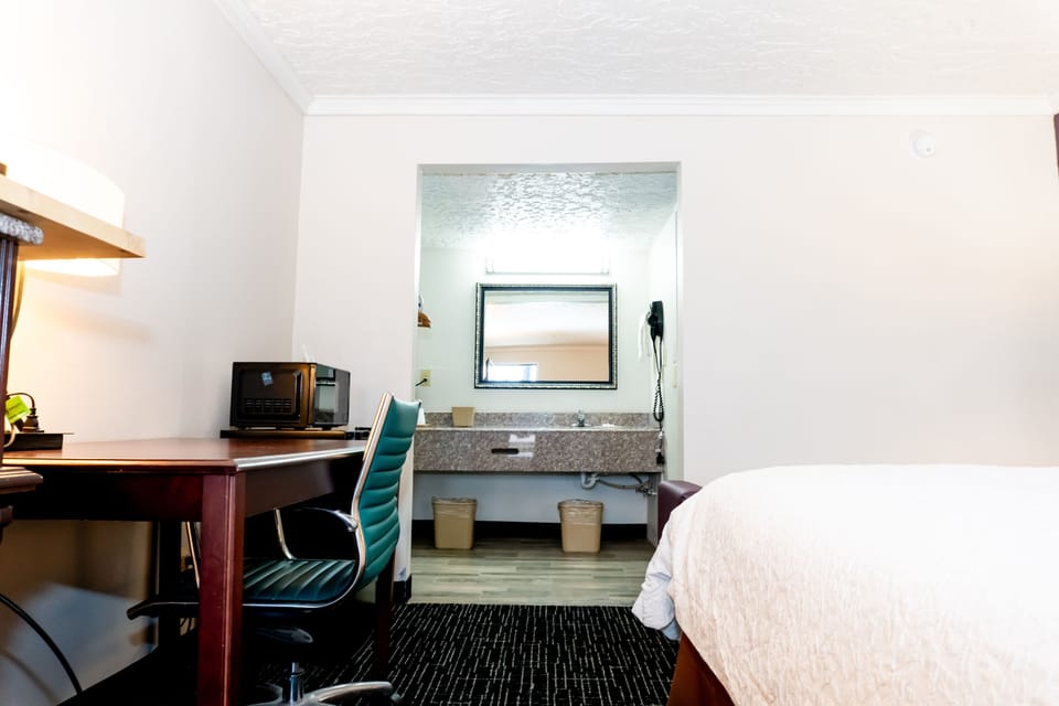 Standard Room, 1 King Bed, Non Smoking | Bathroom