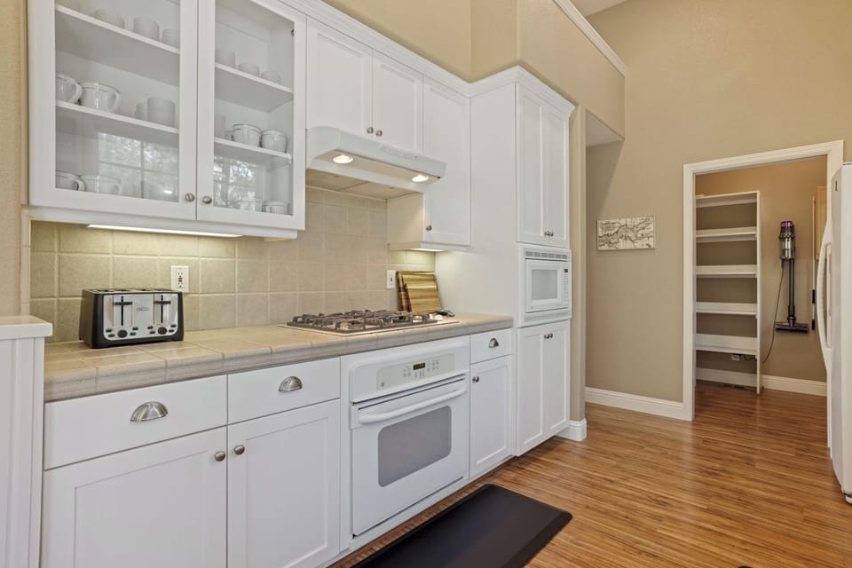 Kitchen with 4 slice toaster