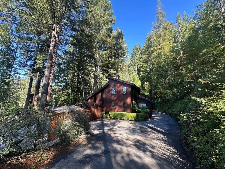 The home is nestled against these iconic redwoods allowing guests the tranquility, relaxation, and healing being in nature brings.