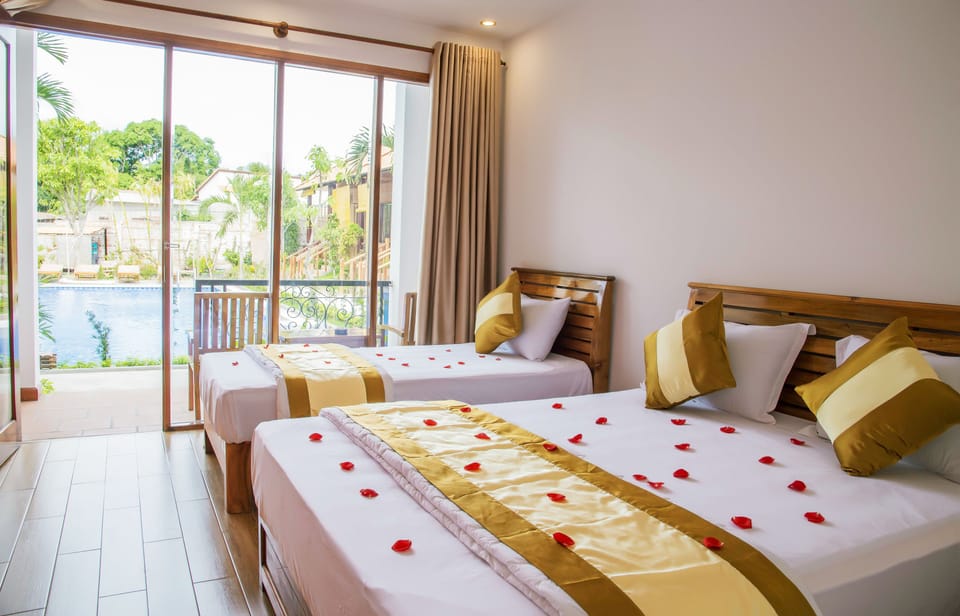 Premium bedding, minibar, desk, blackout drapes