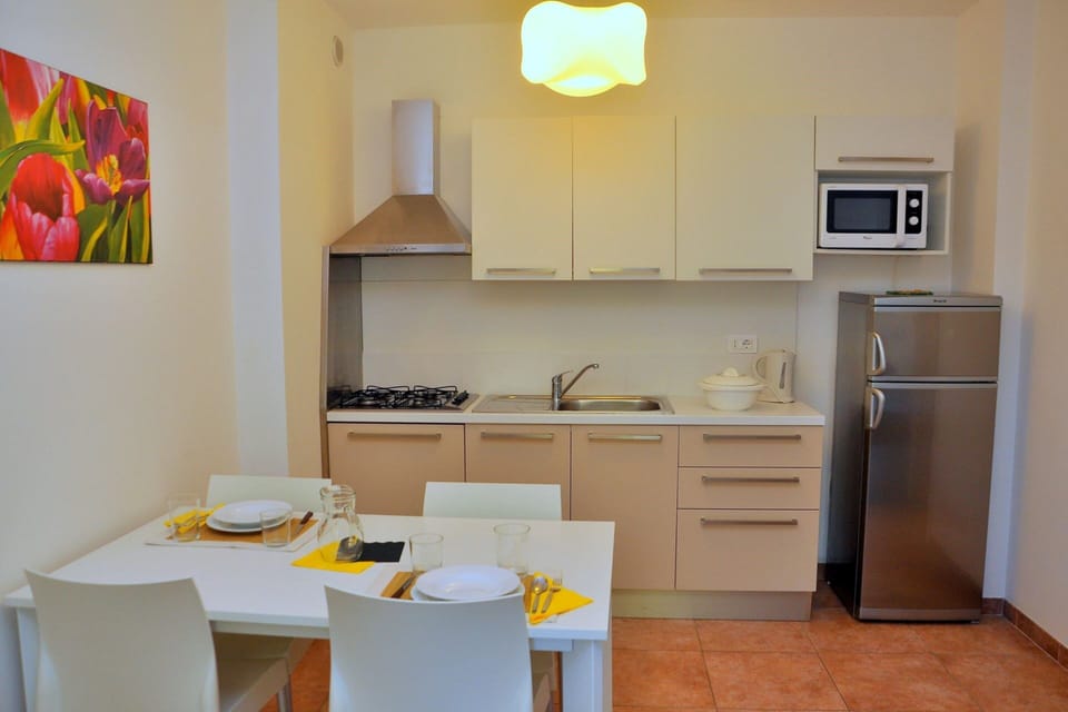 Apartment, 1 Bedroom, Pool View | Interior