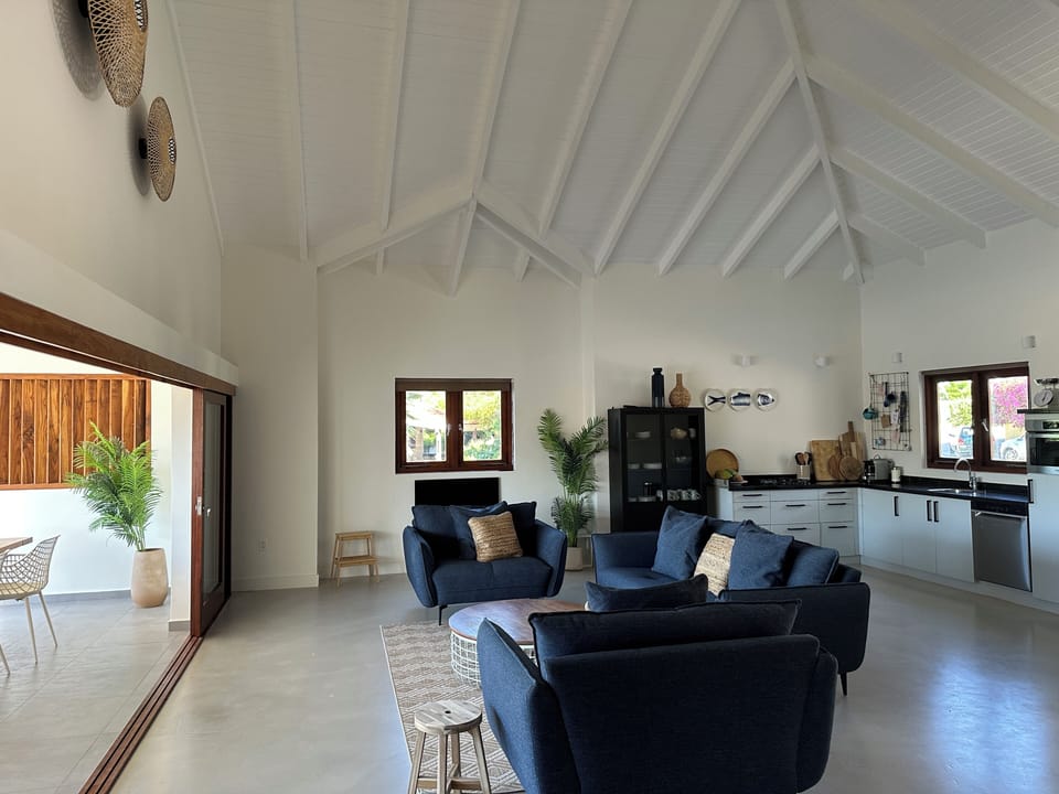 Villa, 5 Bedrooms, Private Pool, Garden View | Living room | Books
