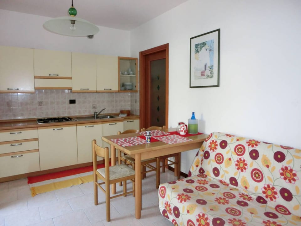 Apartment, 1 Bedroom, Patio, Garden View | Dining room