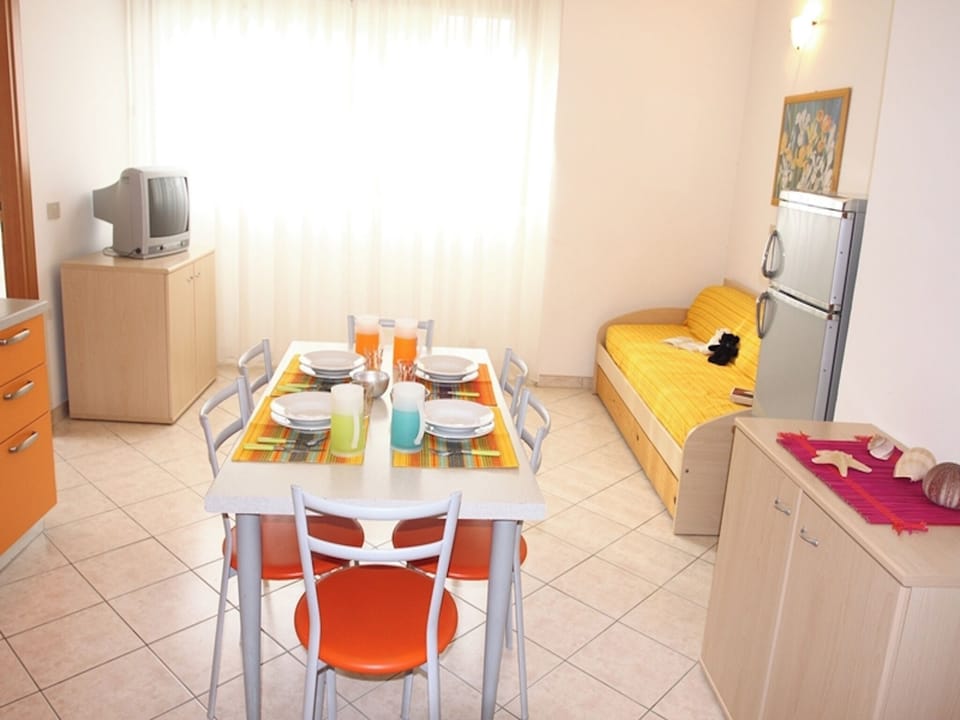 Apartment, 2 Bedrooms, Balcony, Ocean View | Dining room