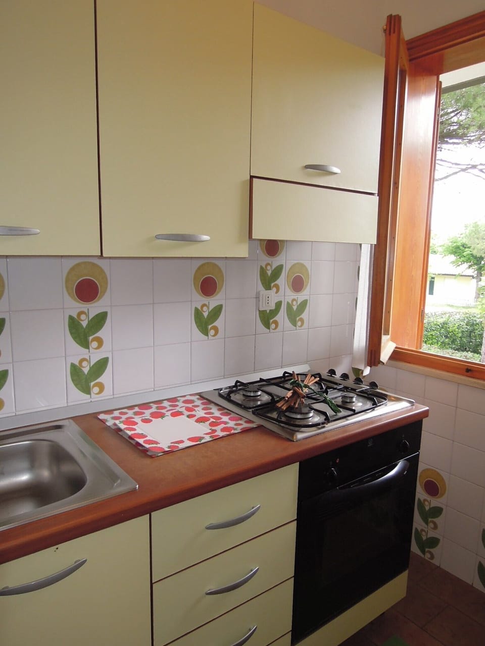 Apartment, 2 Bedrooms, Patio, Garden View | Private kitchen