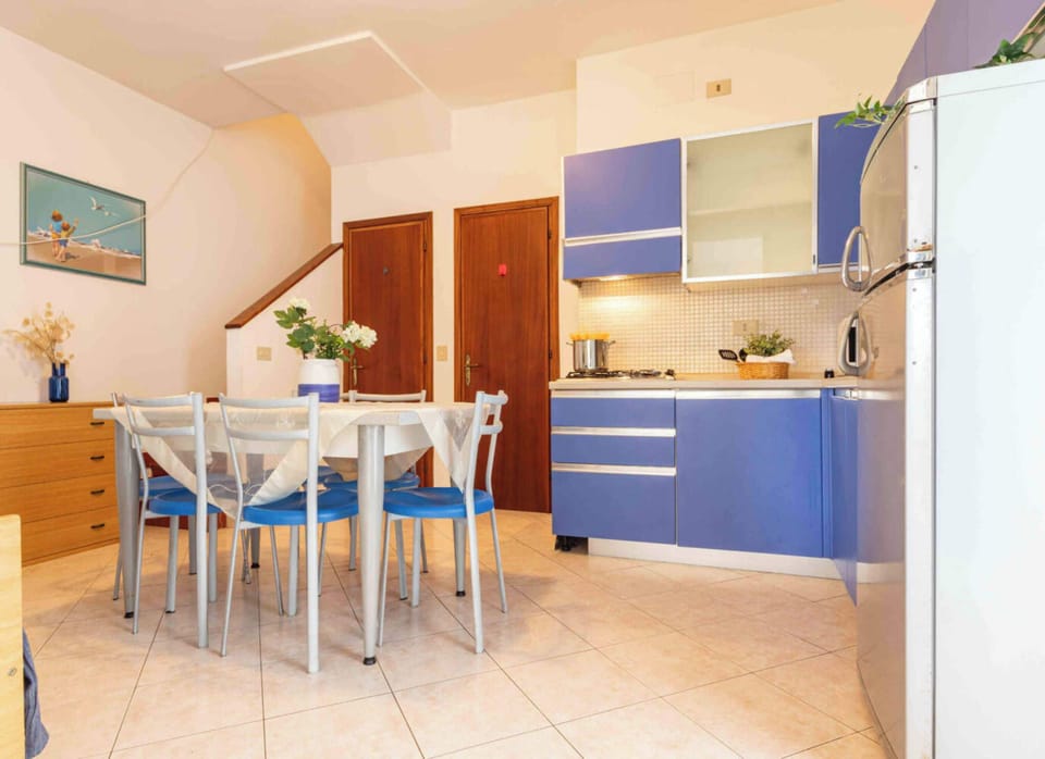 Apartment, 2 Bedrooms, Balcony, Garden View | Dining room