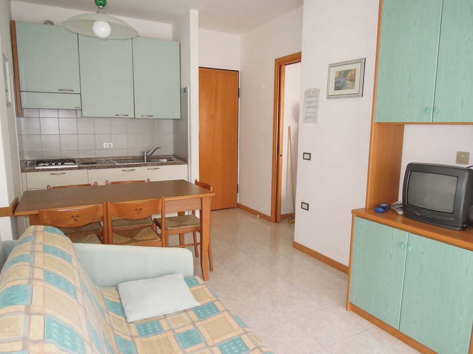 Apartment, 1 Bedroom, Balcony, Garden View | Interior