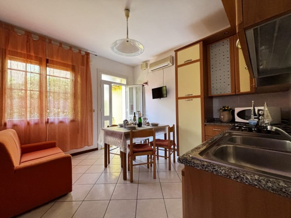 Apartment, 2 Bedrooms, Balcony | Dining room