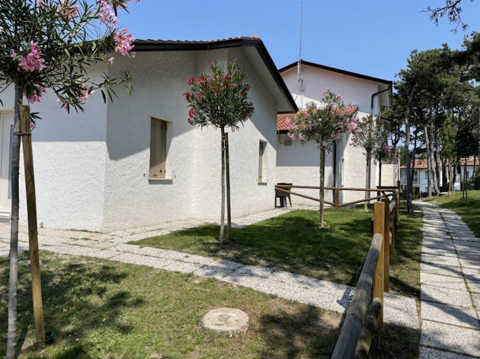 Apartment, 2 Bedrooms, Balcony, Garden View | Property grounds