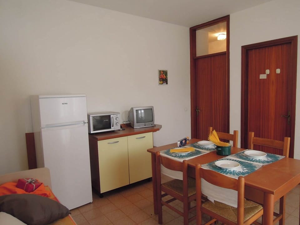 Apartment, 2 Bedrooms, Balcony, Garden View | Living room