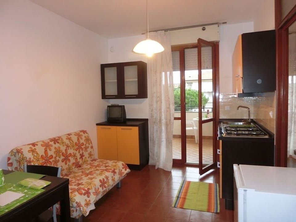 Apartment, 1 Bedroom, Balcony, City View | Dining room