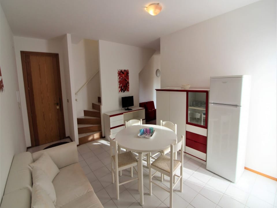 Apartment, 3 Bedrooms, Balcony, Garden View | Dining room