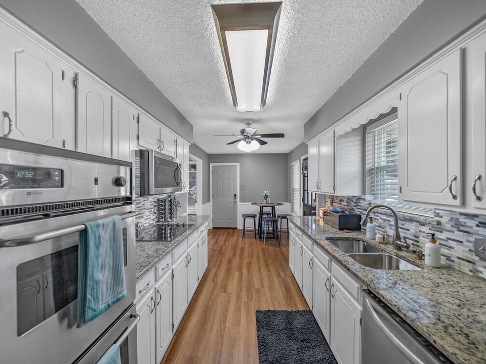 Ample space to cook and entertain! 