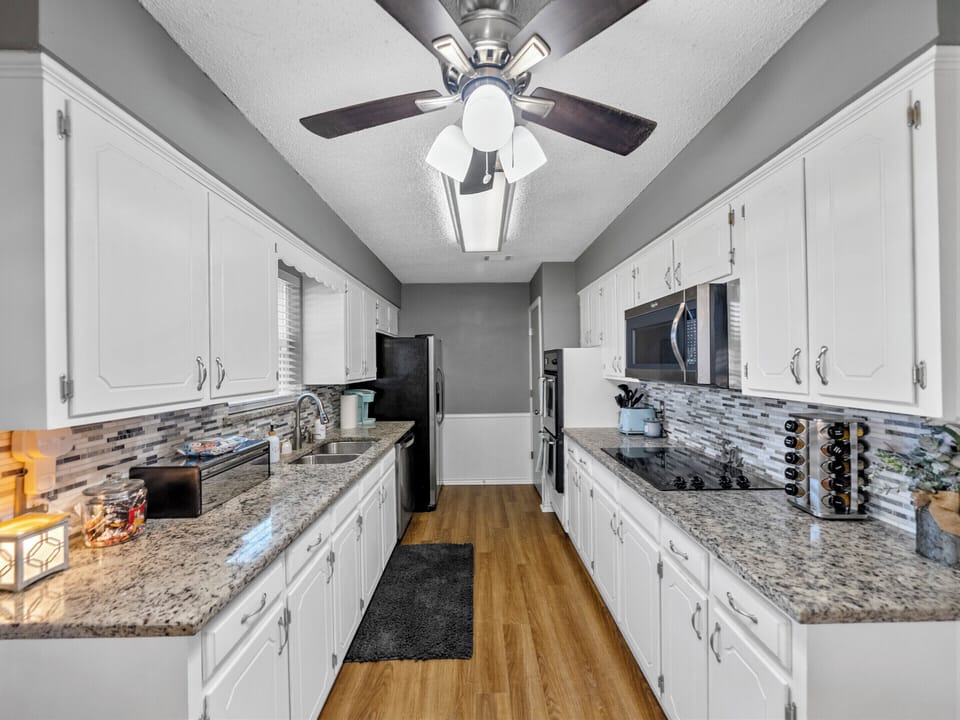 Gourmet Chefs Dream Kitchen with double oven, microwave, and essentials!