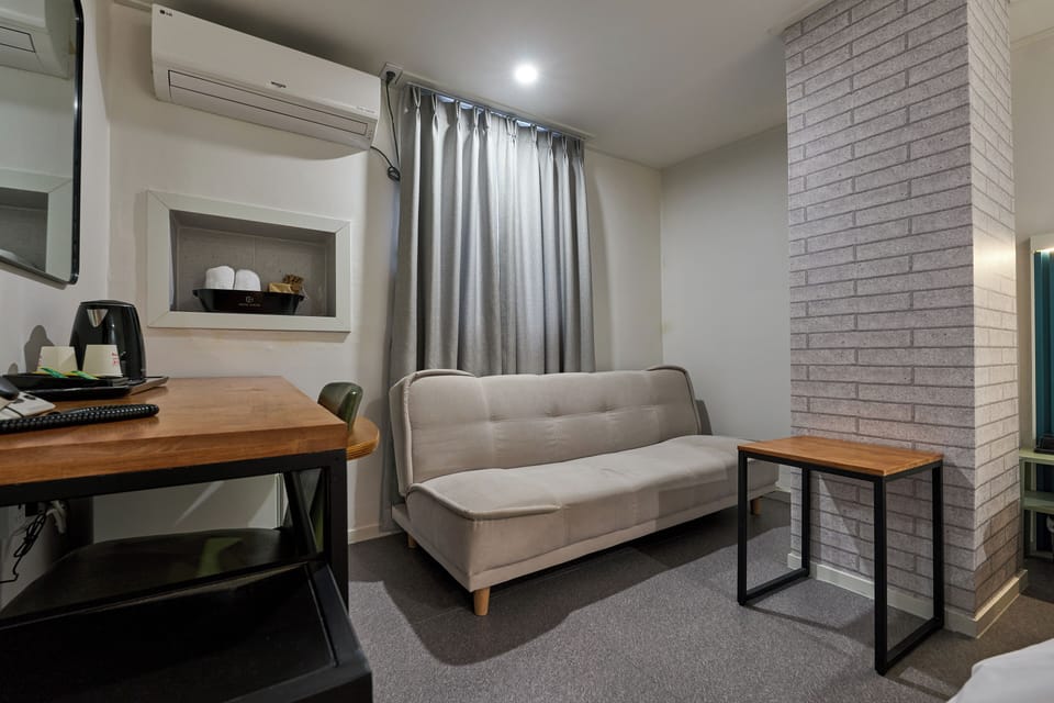 Deluxe | Premium bedding, free WiFi, bed sheets