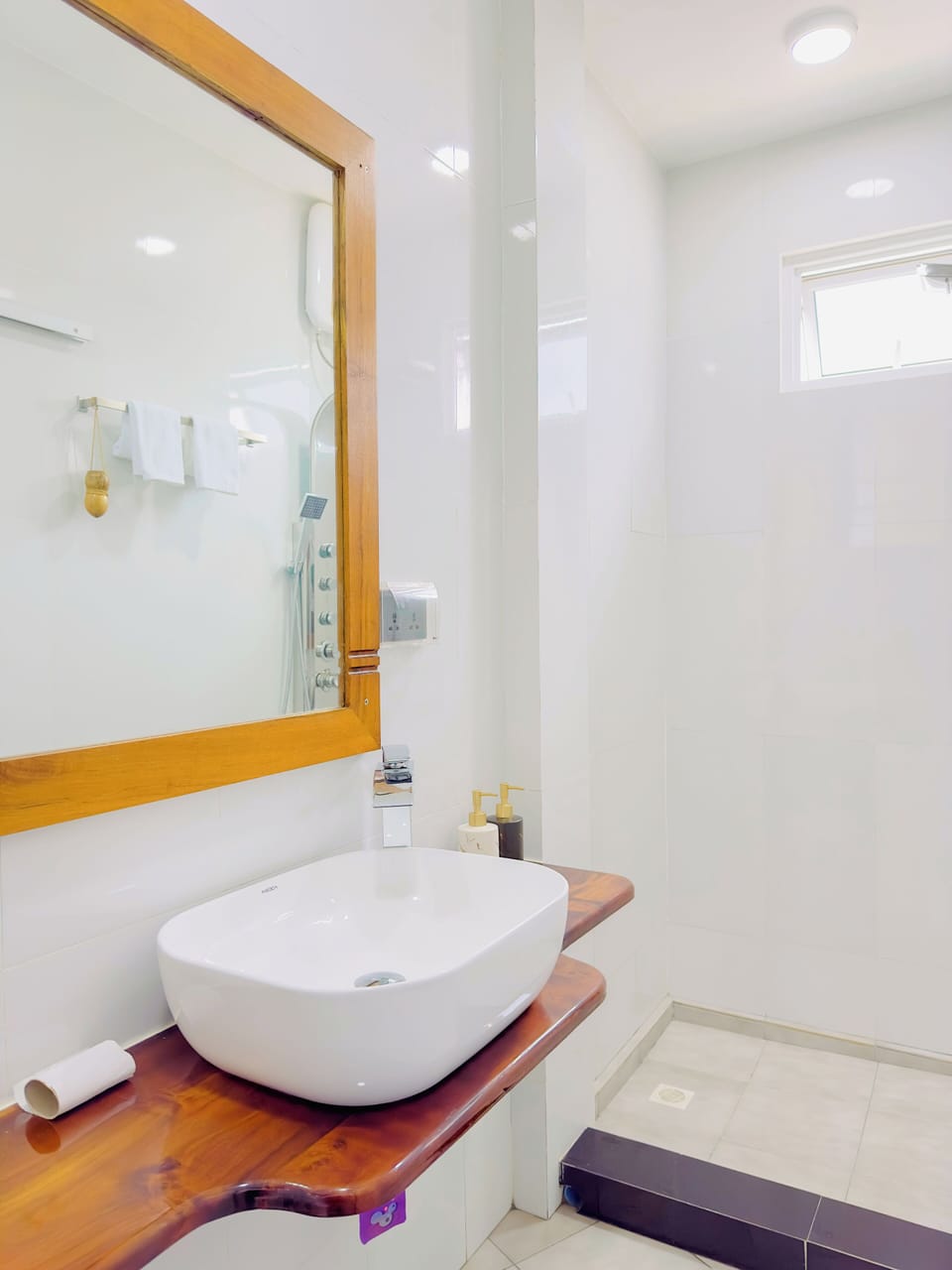 Standard Double Room | Bathroom | Free toiletries, hair dryer