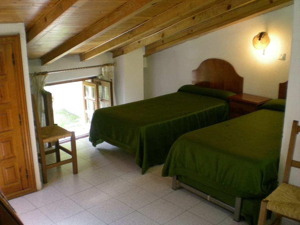 Double Room | Desk, WiFi (free), bed sheets