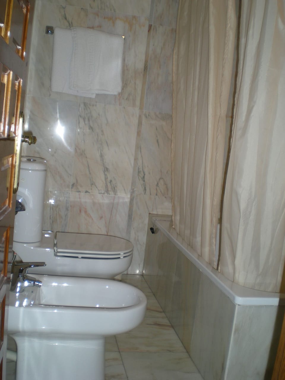 Double Room | Bathroom | Combined shower/tub, free toiletries, hair dryer (on request), towels