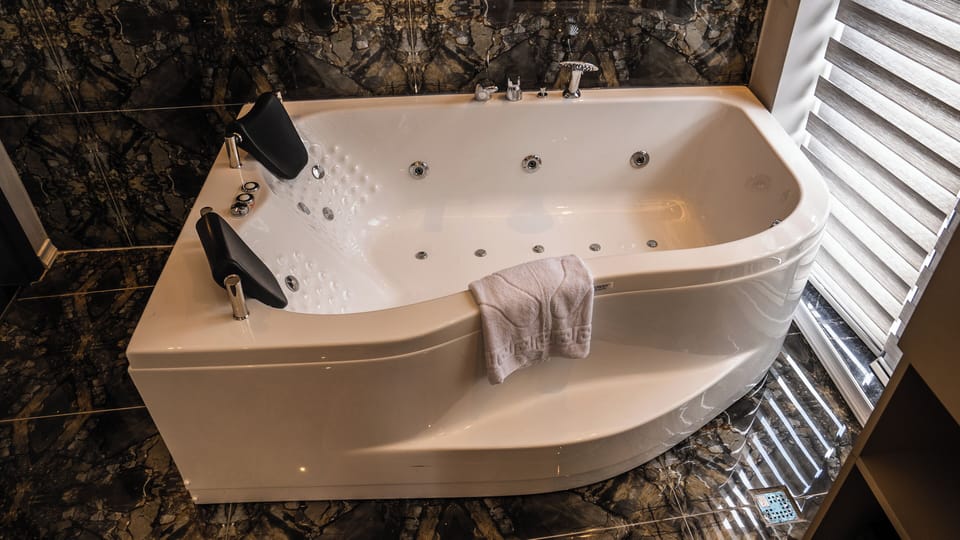 Superior Double Room | Bathroom | Shower, slippers, towels