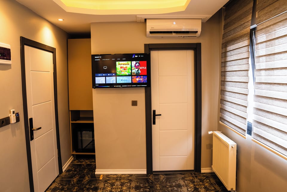 Laptop workspace, soundproofing, free WiFi, bed sheets