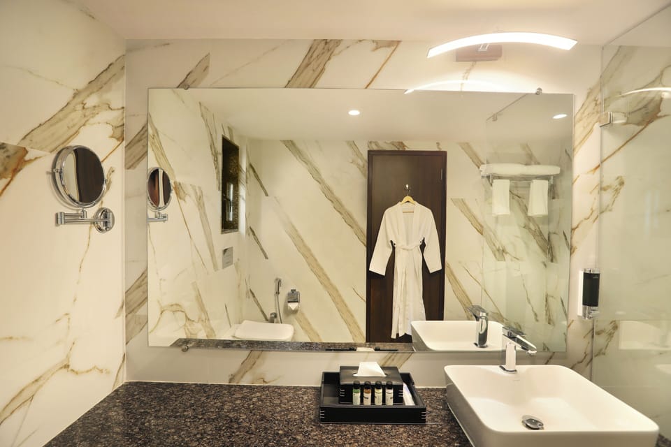 Junior Studio Suite | Bathroom | Shower, hair dryer, towels