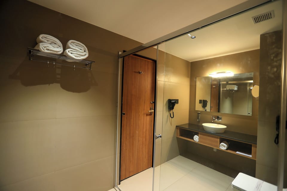 Deluxe Room | Bathroom | Shower, free toiletries, hair dryer, slippers