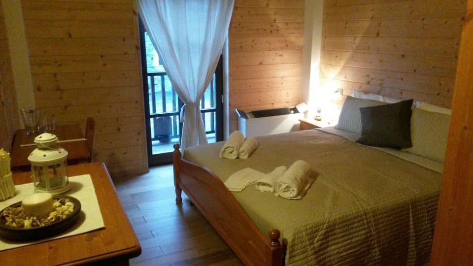 Premium bedding, desk, free cribs/infant beds, free WiFi