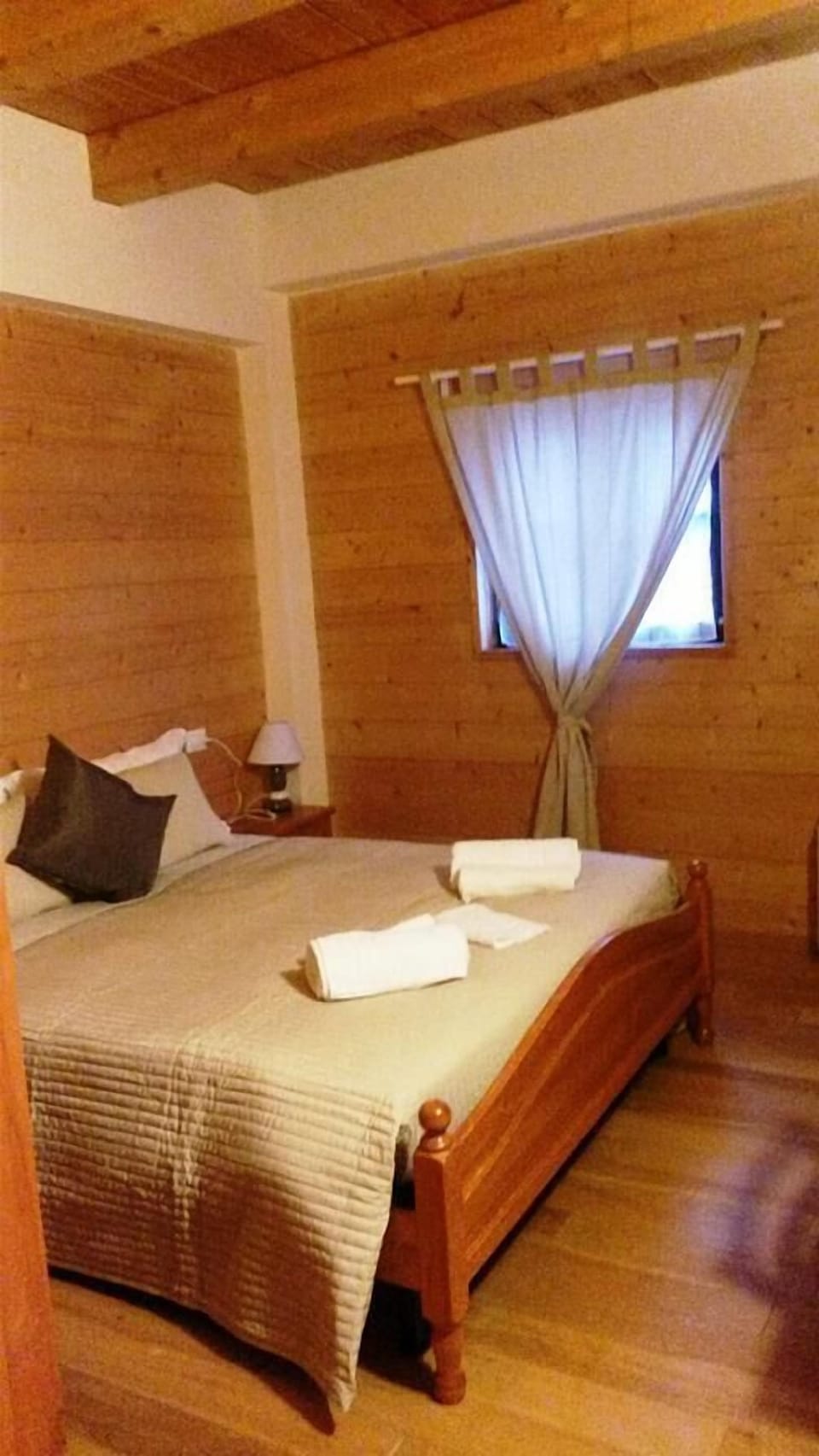 Premium bedding, desk, free cribs/infant beds, free WiFi