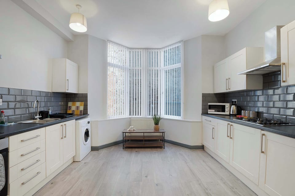 Whip up a quick breakfast or a light meal in this bright, well-equipped kitchen. Generous workspace, modern appliances and an open layout make it easy to prepare what you need while enjoying a comfortable, airy setting.