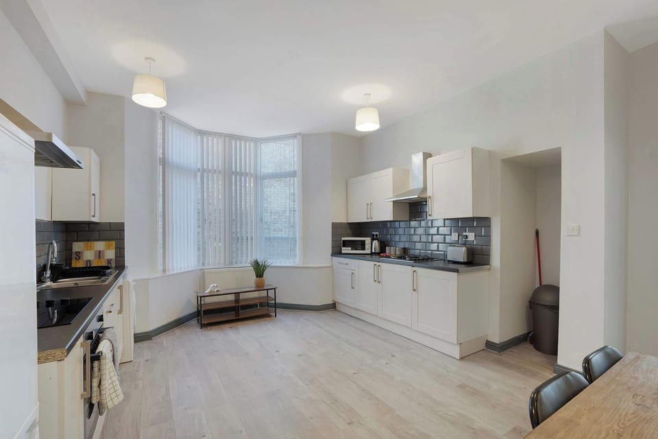 Whip up a quick breakfast or a light meal in this bright, well-equipped kitchen. Generous workspace, modern appliances and an open layout make it easy to prepare what you need while enjoying a comfortable, airy setting.