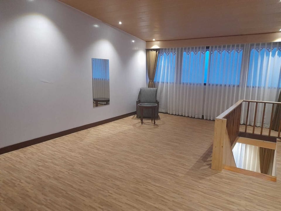 Junior Suite | Living area | Flat-screen TV, printers