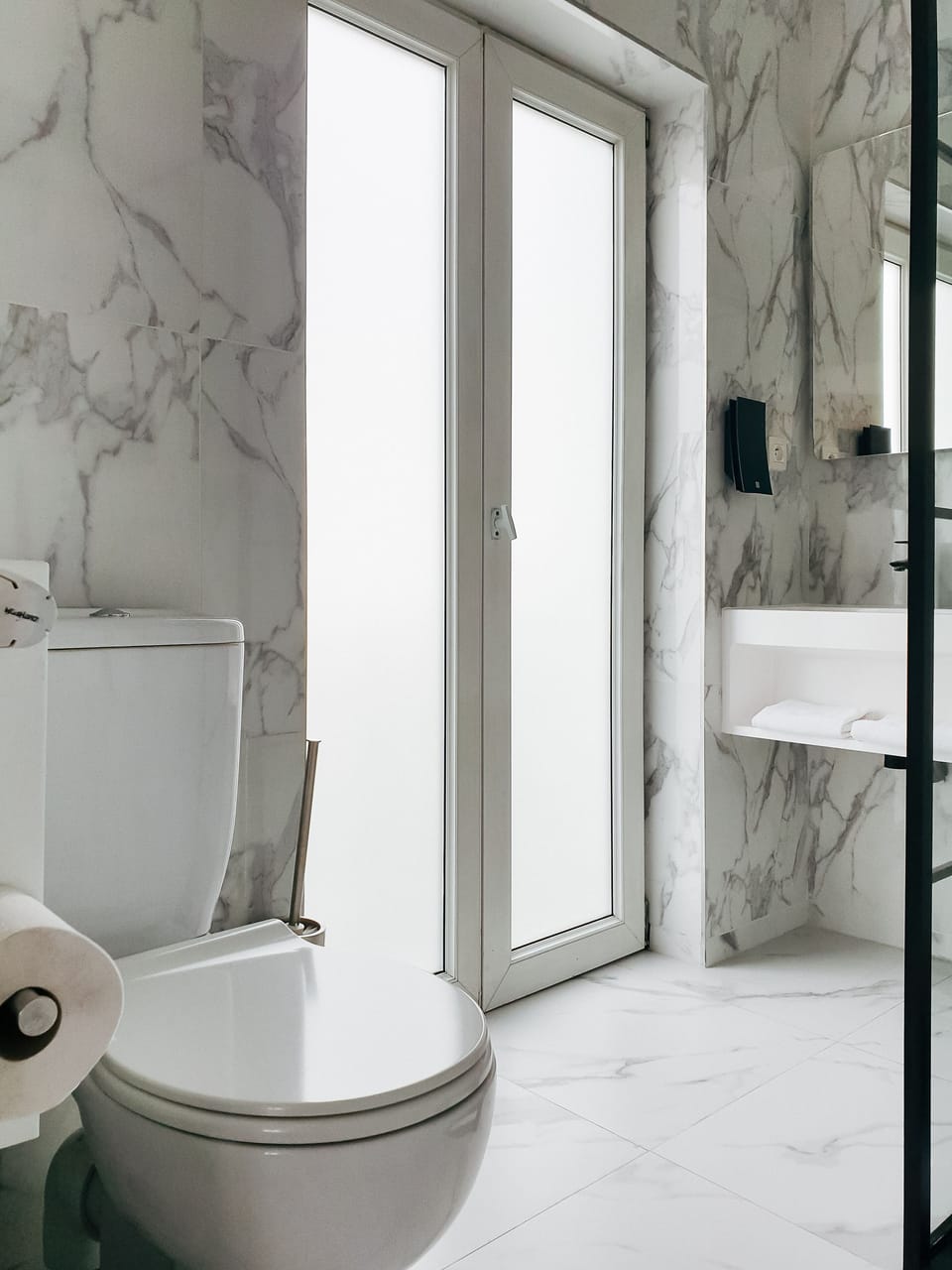 Room | Bathroom | Shower, rainfall showerhead, free toiletries, hair dryer