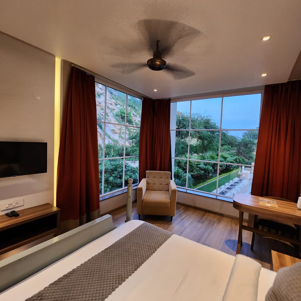 Luxury Studio, 1 Double Bed, Mountain View | In-room safe, WiFi (free)