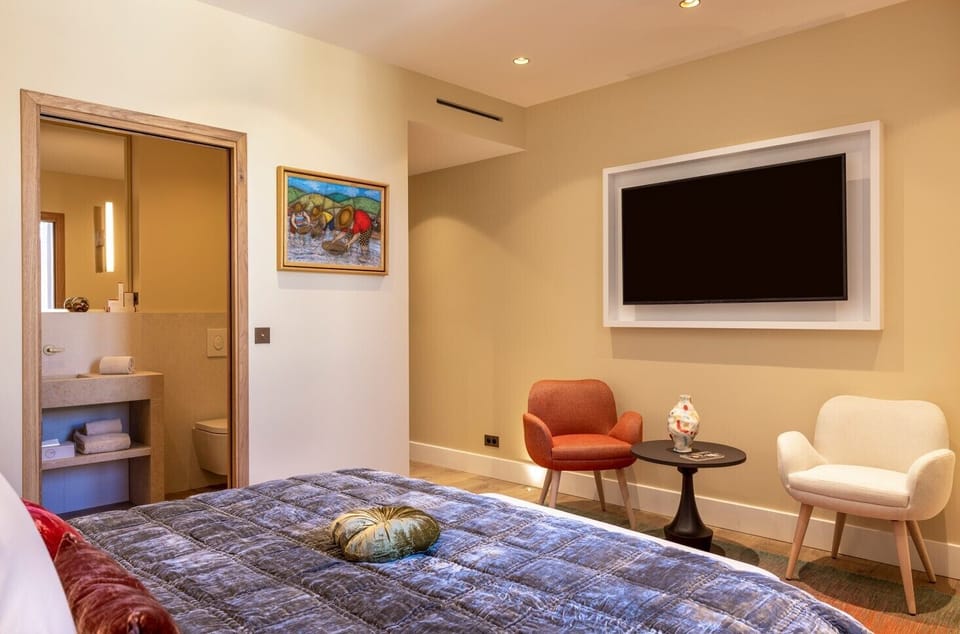 Deluxe Room | 1 bedroom, minibar, in-room safe, desk