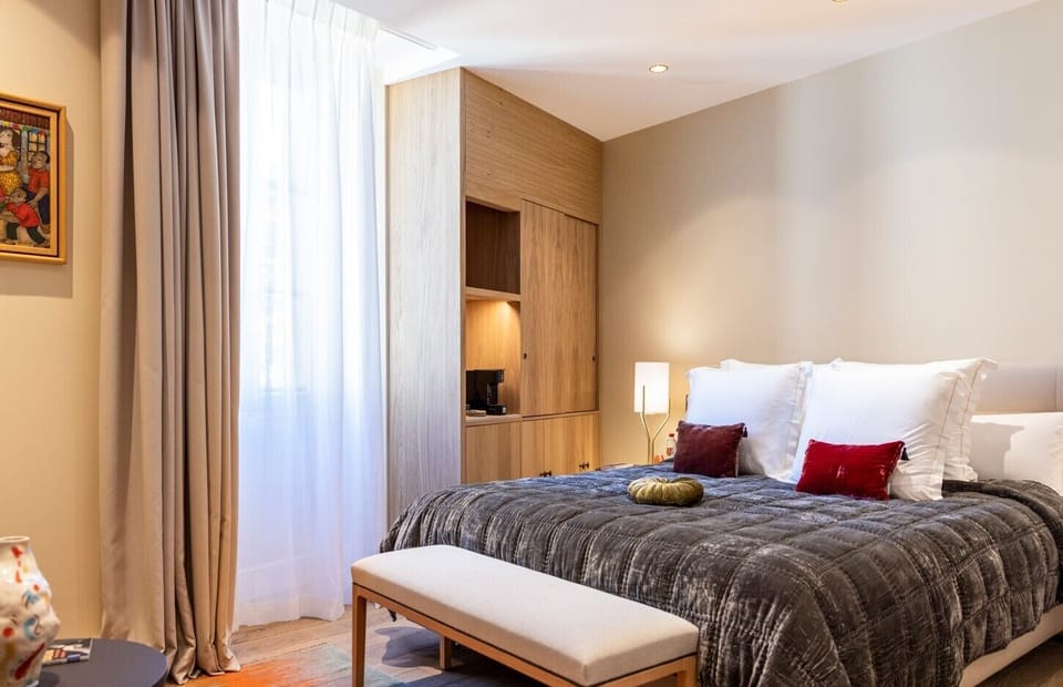 Deluxe Room | 1 bedroom, minibar, in-room safe, desk