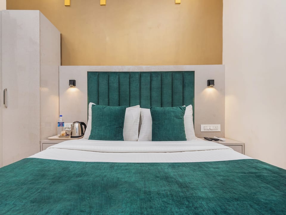 Deluxe Room | 1 bedroom, individually furnished, desk, soundproofing