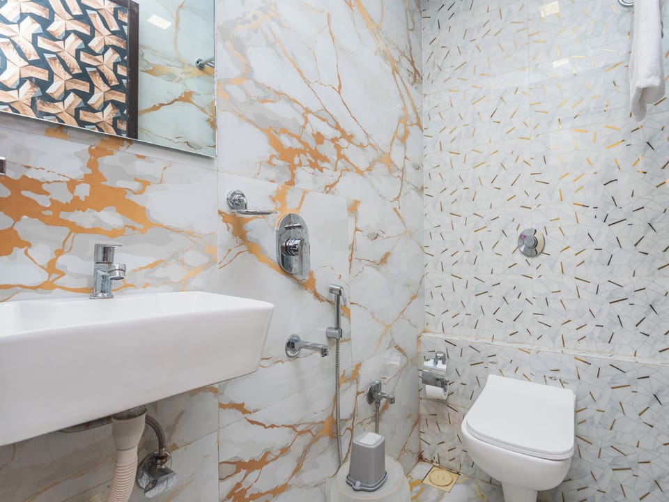 Deluxe Room | Bathroom | Shower, rainfall showerhead, towels, soap